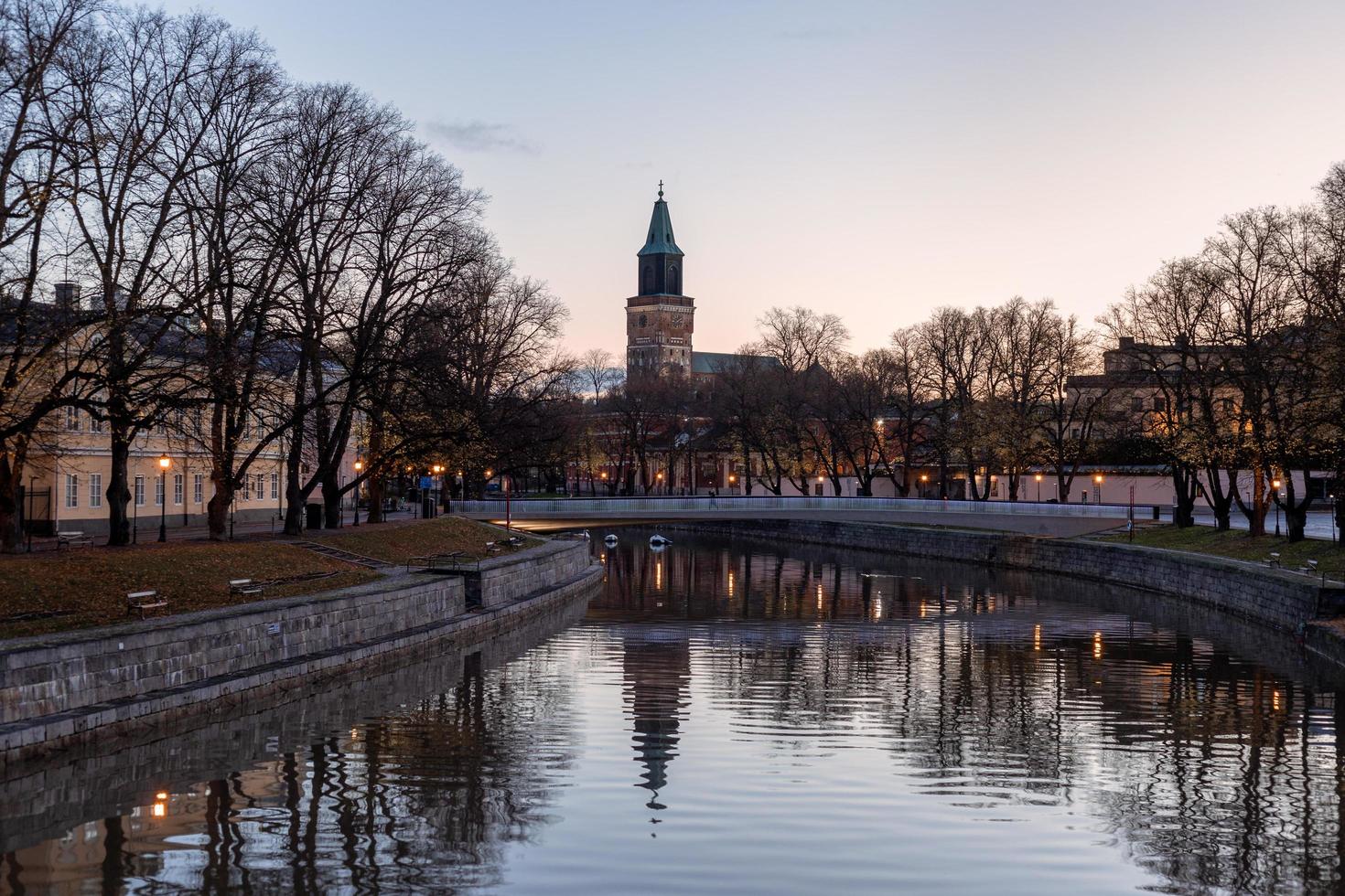 Aurajoki älv och Åbo domkyrka på hösten i Åbo, Finland foto