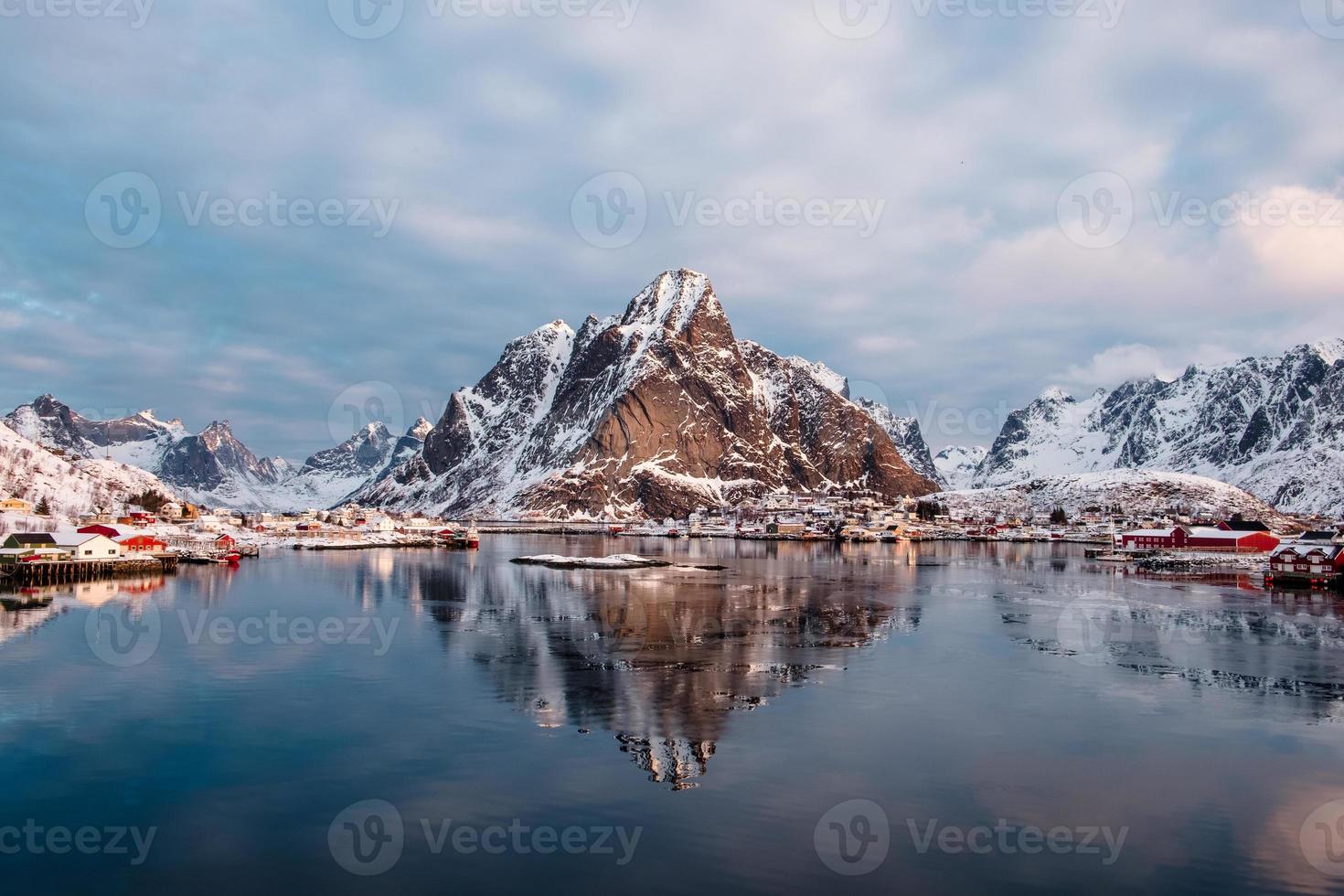 bergsreflektion på ishavet med norsk fiskeby foto