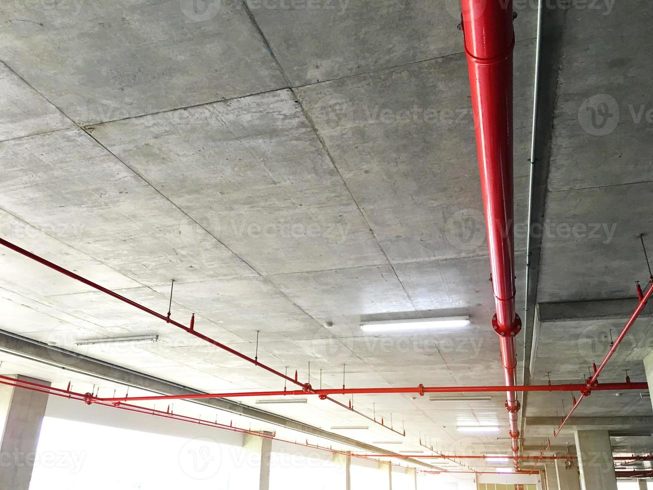 vattenventil för brandbekämpningssystem, vattensprinkler och brandlarmsystem, vattensprinklerkontrollsystem, röd generatorpump för vattensprinklerrör och brandlarmledningssystem. foto