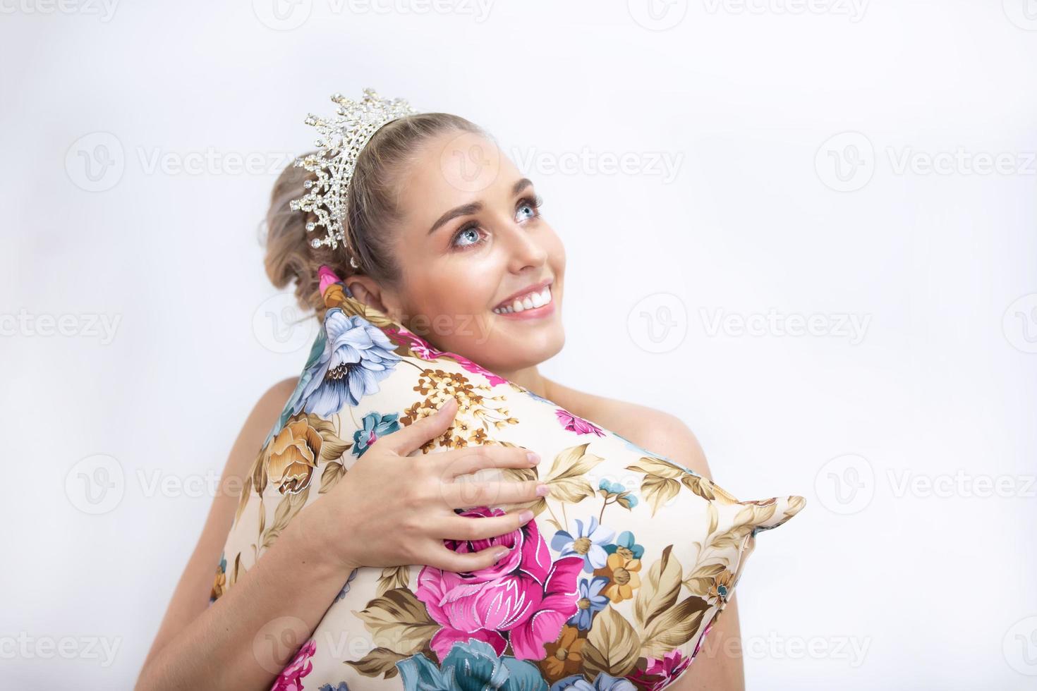 porträtt av leende ung kvinna över vit grå bakgrund foto