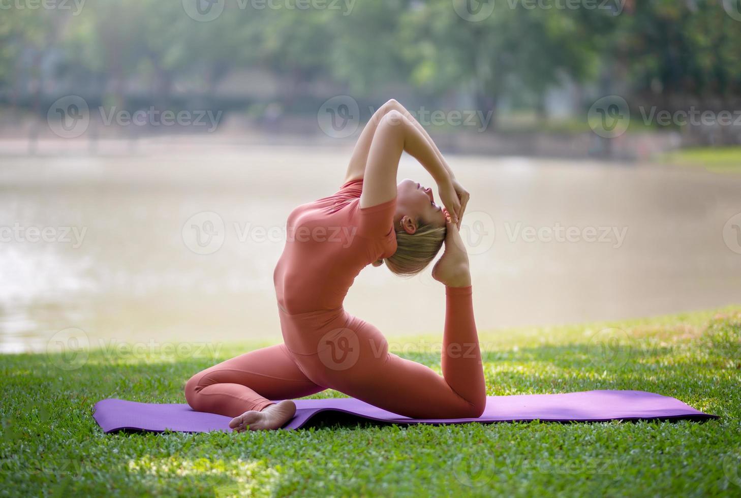 aktiv vacker blondin gör yoga och träna utomhus. foto