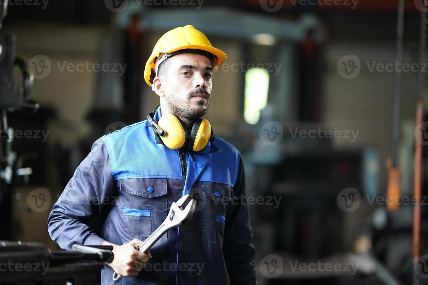 professionella män ingenjör arbetare färdigheter kvalitet, underhåll, utbildning industri fabriksarbetare, lager verkstad för fabriksoperatörer, maskinteknik team produktion. foto