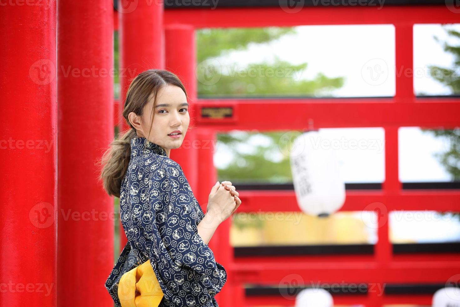 ung asiatisk flicka klädd i kimono, japanska traditionella kläder. foto