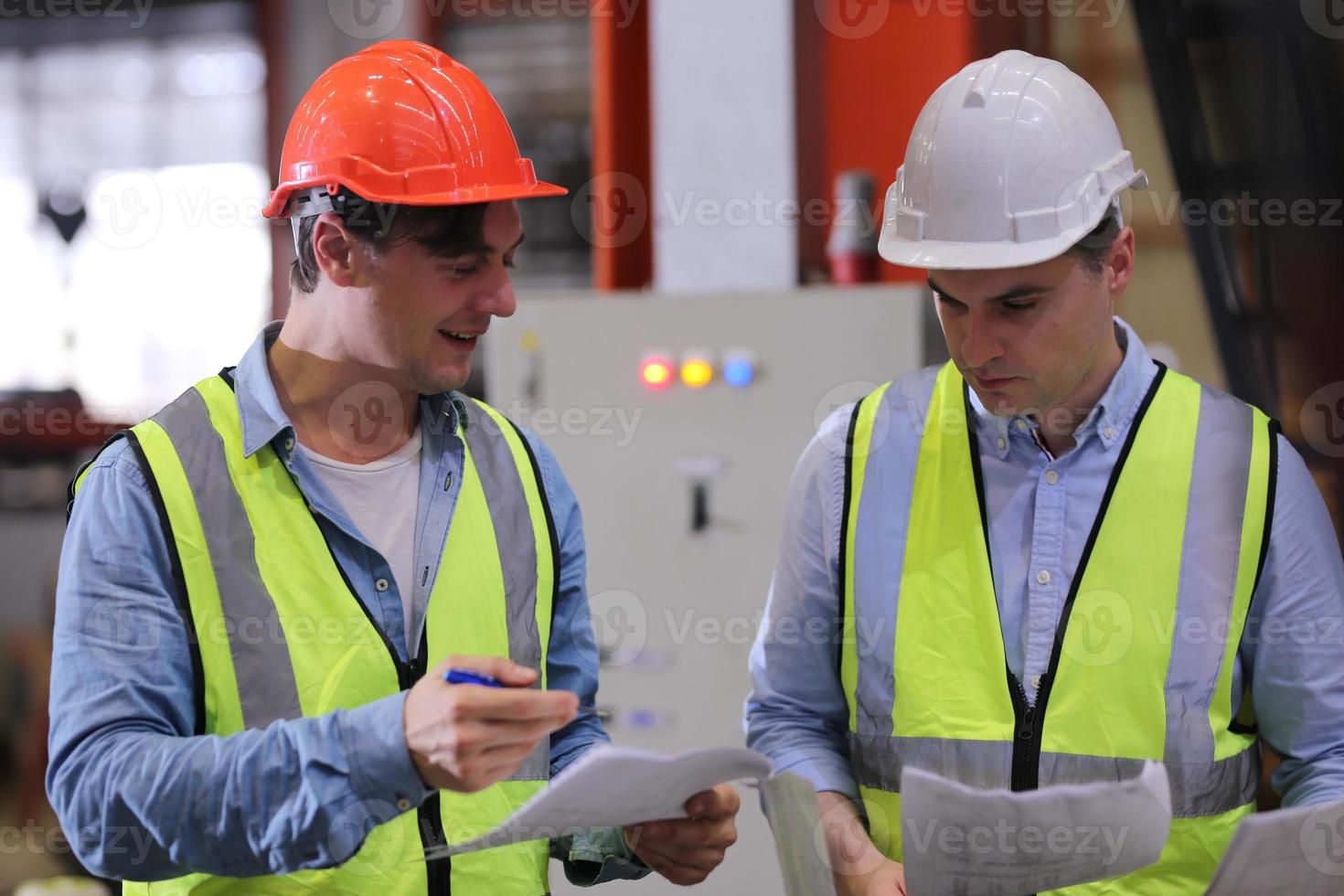 industriarbetare förman eller arbetare arbete på fabriksplatsen kontrollera maskin eller produkter på plats. ingenjör eller tekniker som kontrollerar material eller maskin på anläggningen. industri och fabrik. foto