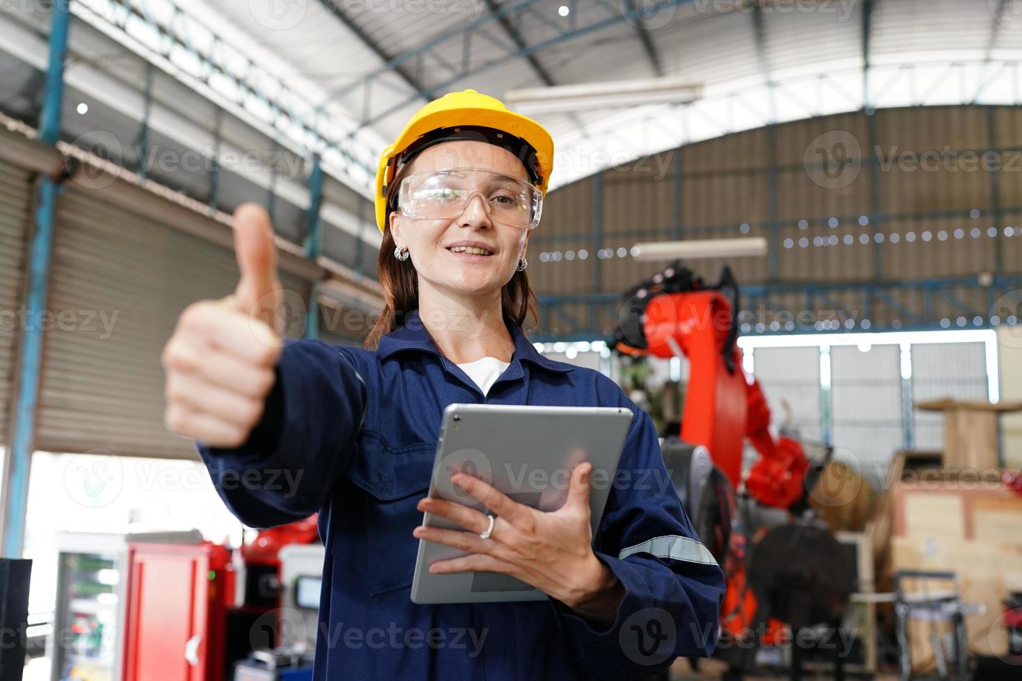 kvinnlig egenmakt, arbetande kvinnlig industriarbetare eller ingenjörskvinna som arbetar i en industriell tillverkningsfabrik. foto