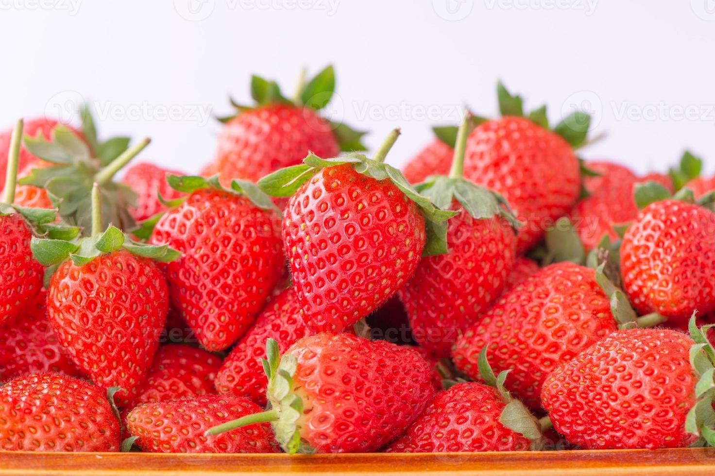 vackra och läckra jordgubbar i en trälådkorg, koncept med ekologiskt jordbruk, färsk direktleverans från fruktträdgård, närbild. foto