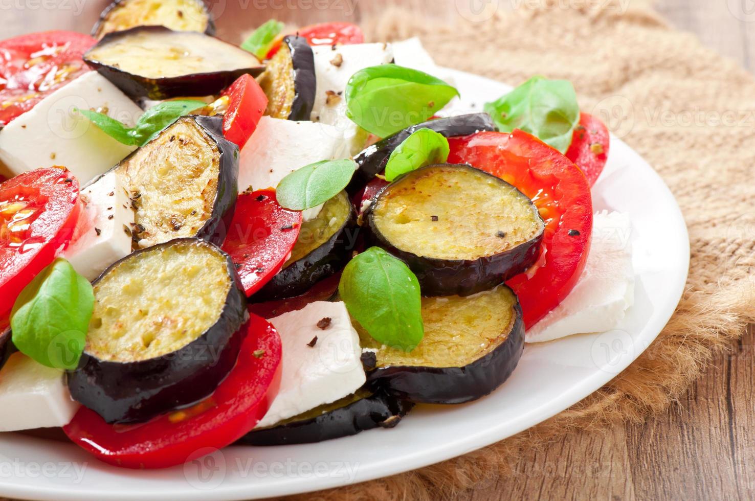 auberginesallad med tomat och fetaost foto