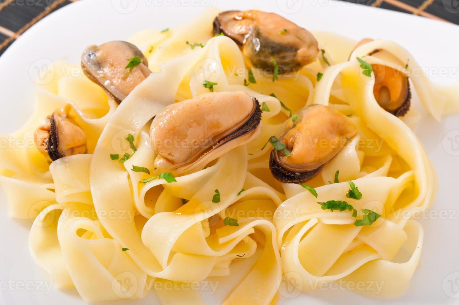 pasta med räkor och tomater foto