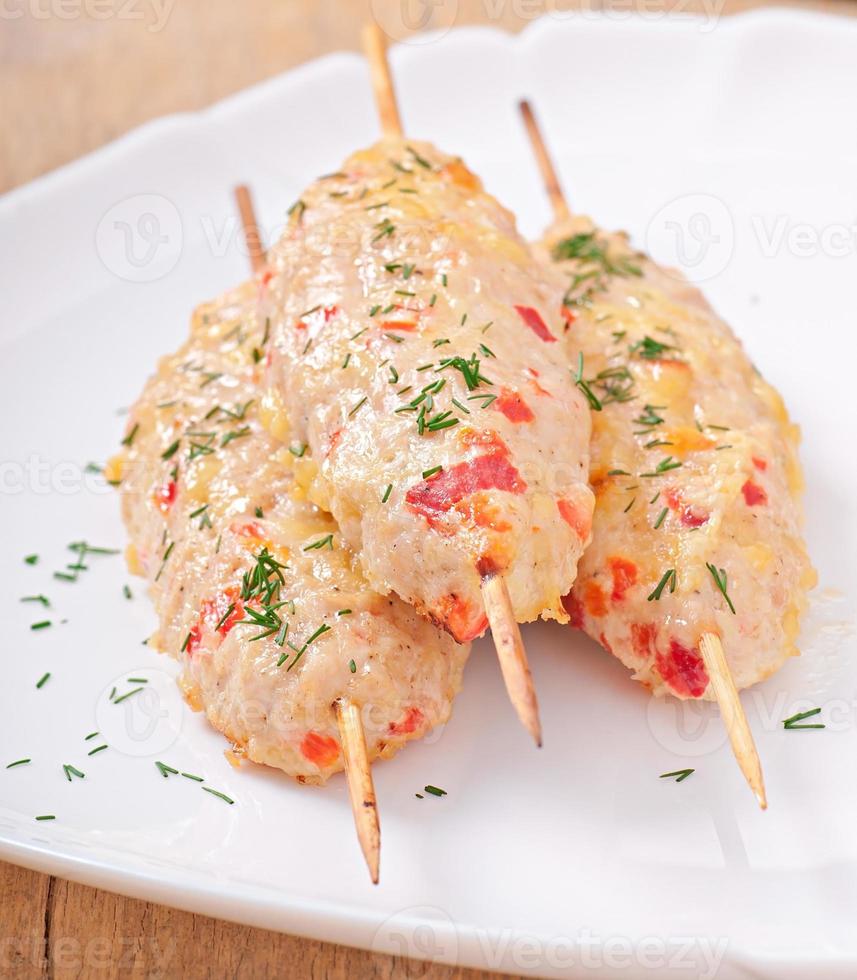 shish kebab av kyckling med paprika och ost foto