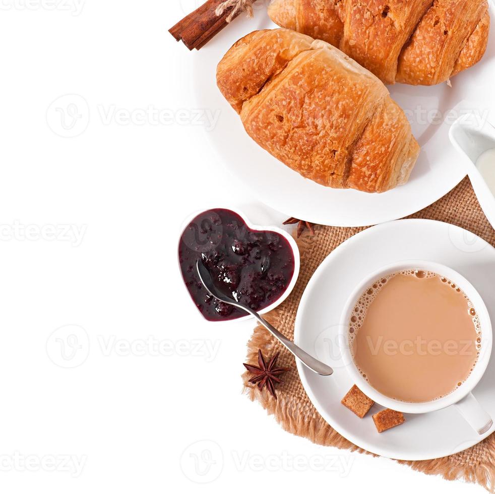 frukost med kaffe och färska croissanter foto