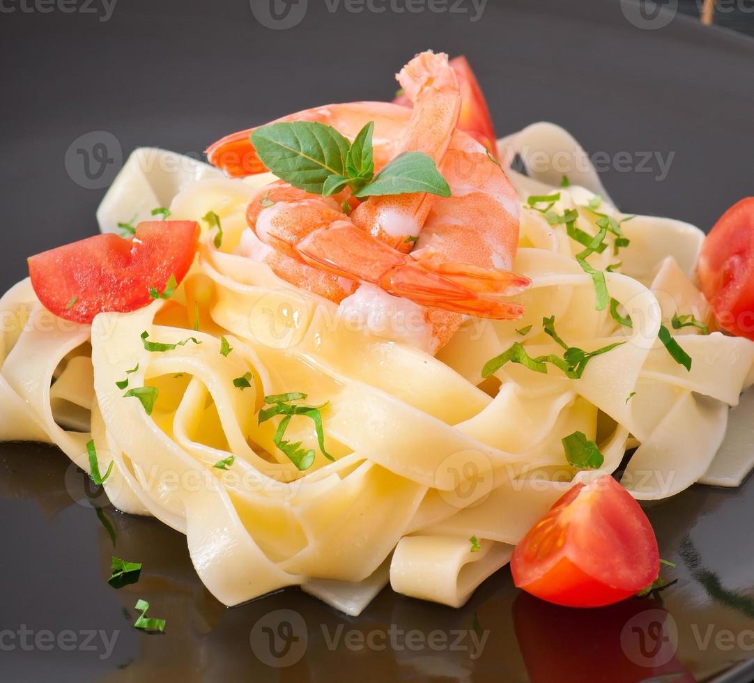 pasta med räkor och tomater foto