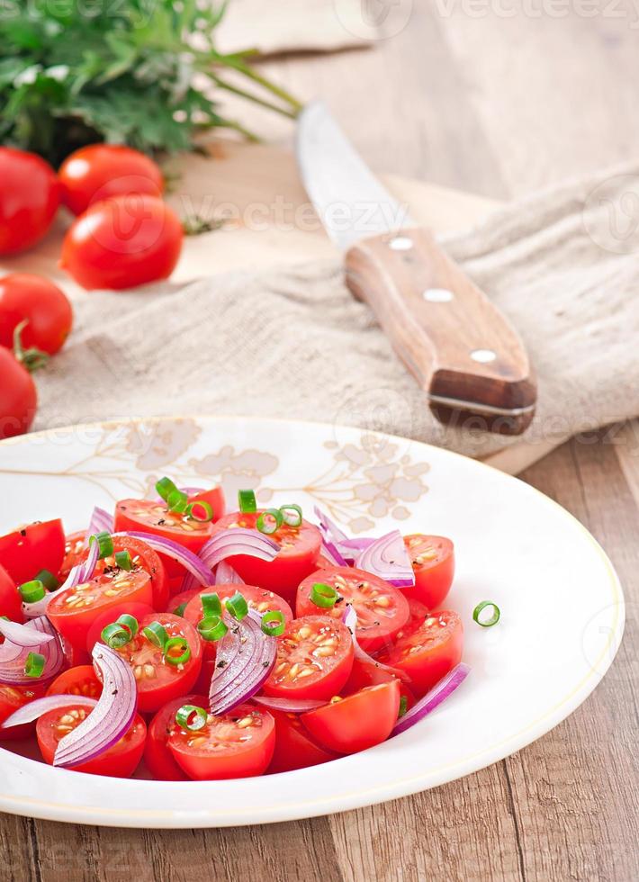 tomatkörsbärssallad med svartpeppar och lök foto