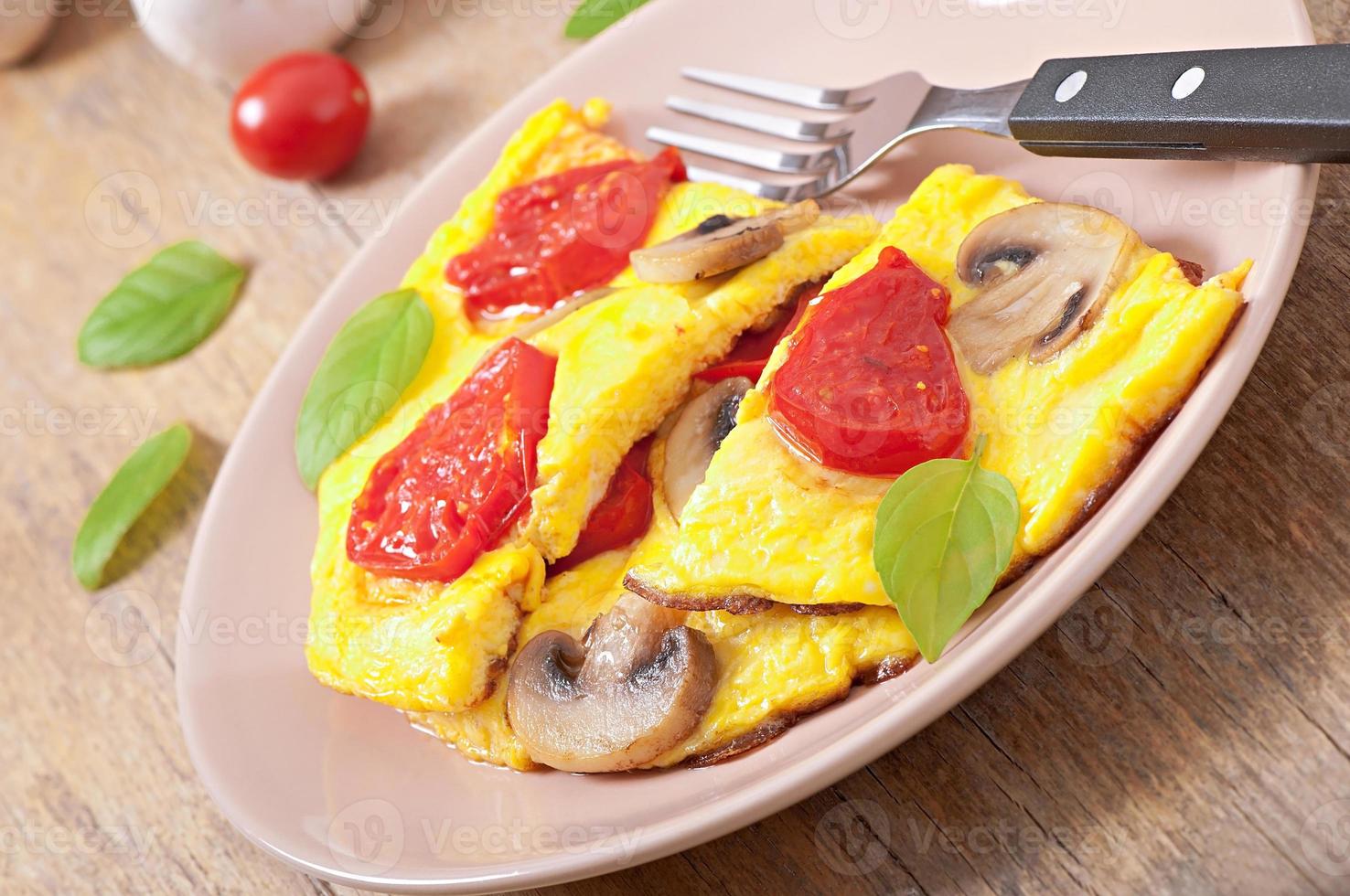 läcker omelett med tomater och svamp till frukost foto
