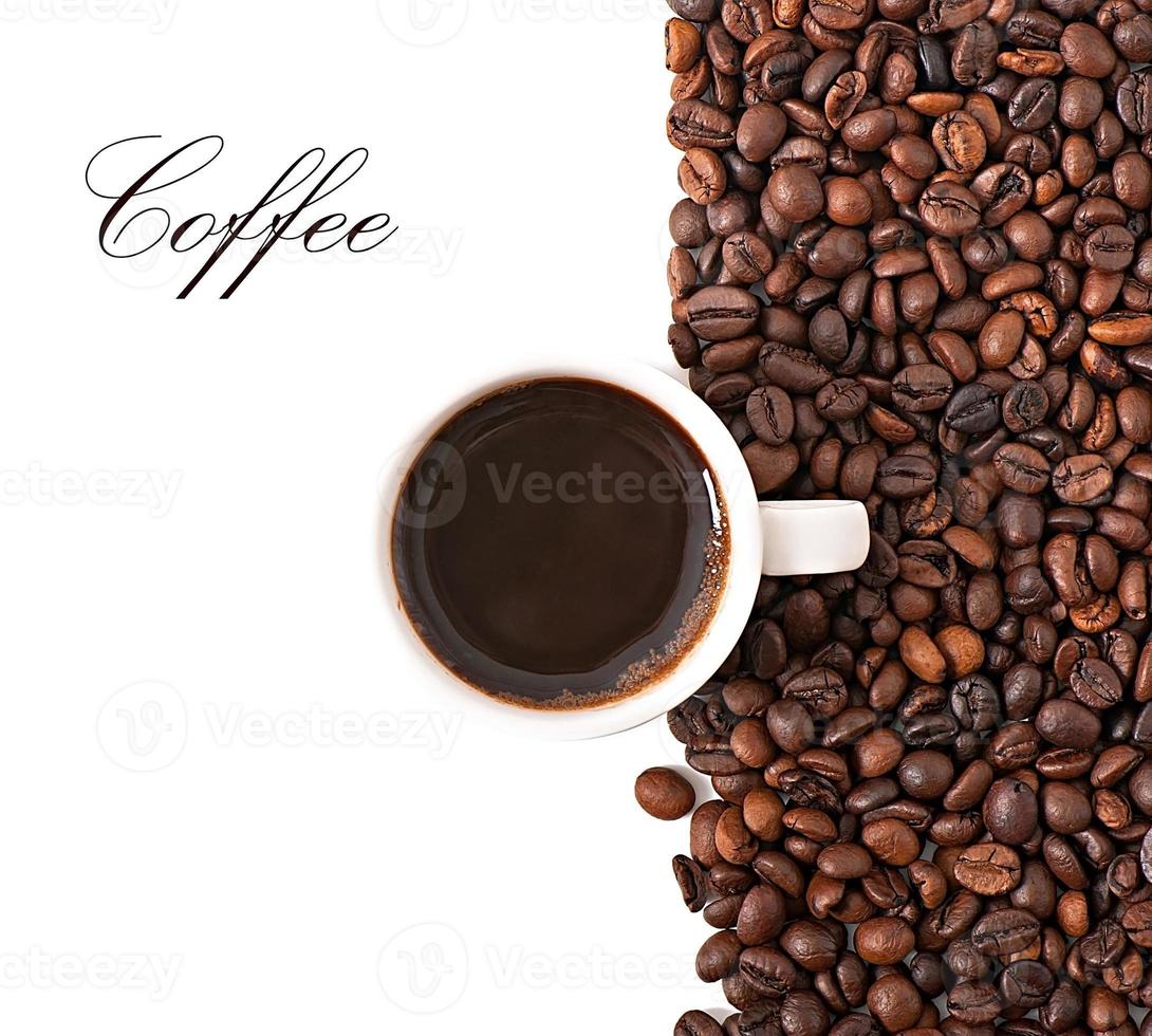 kaffebönor med vit kopp foto