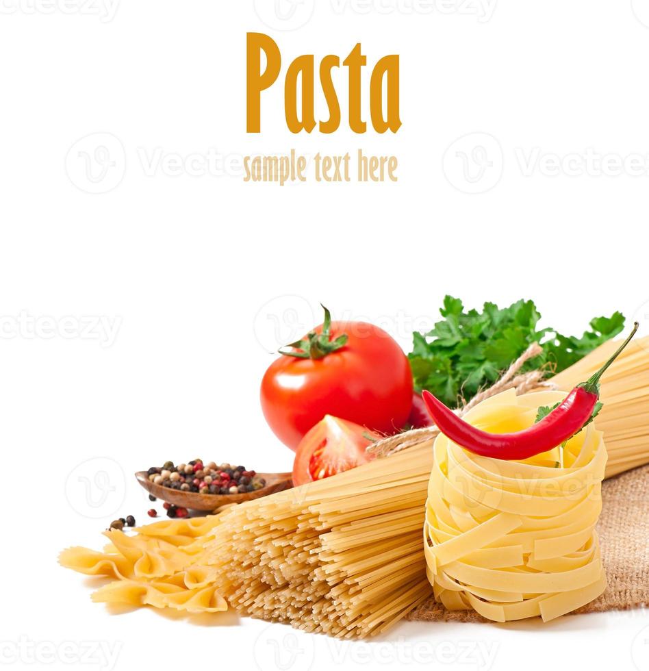 pasta spagetti, grönsaker, kryddor isolerade på vitt foto
