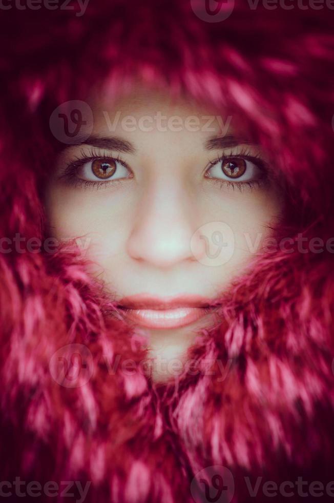 närbild porträtt av en vacker flicka med ljusrött läppstift. foto