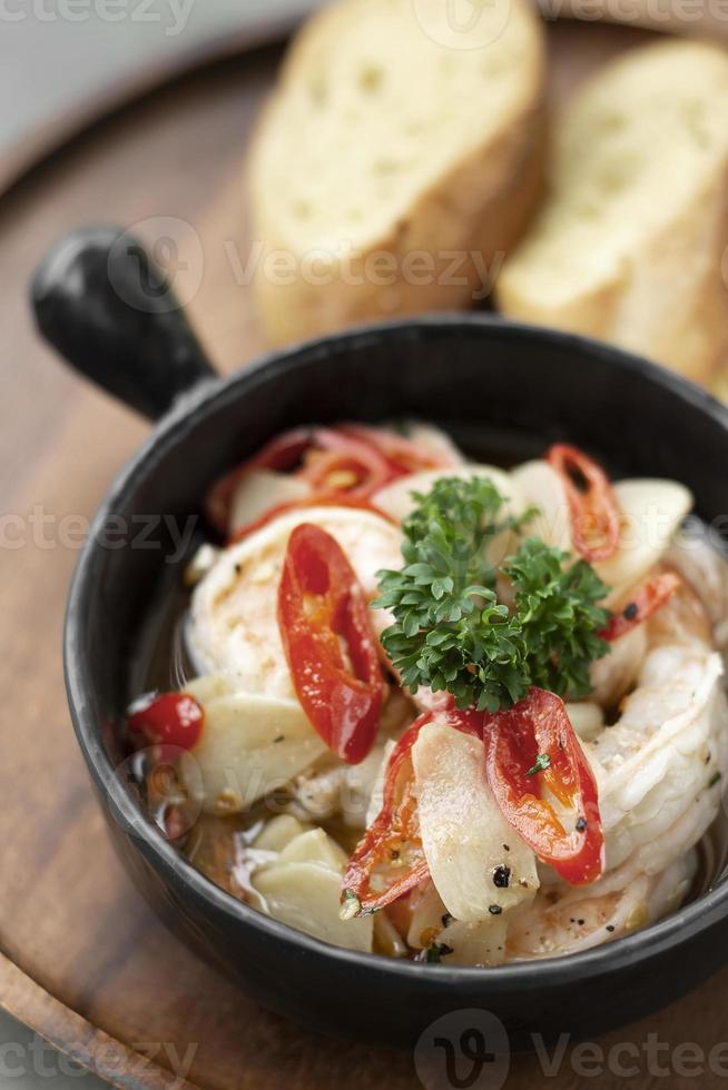 kryddiga räkor i vitlök och chilipeppar fisk och skaldjur tapas restaurang foto