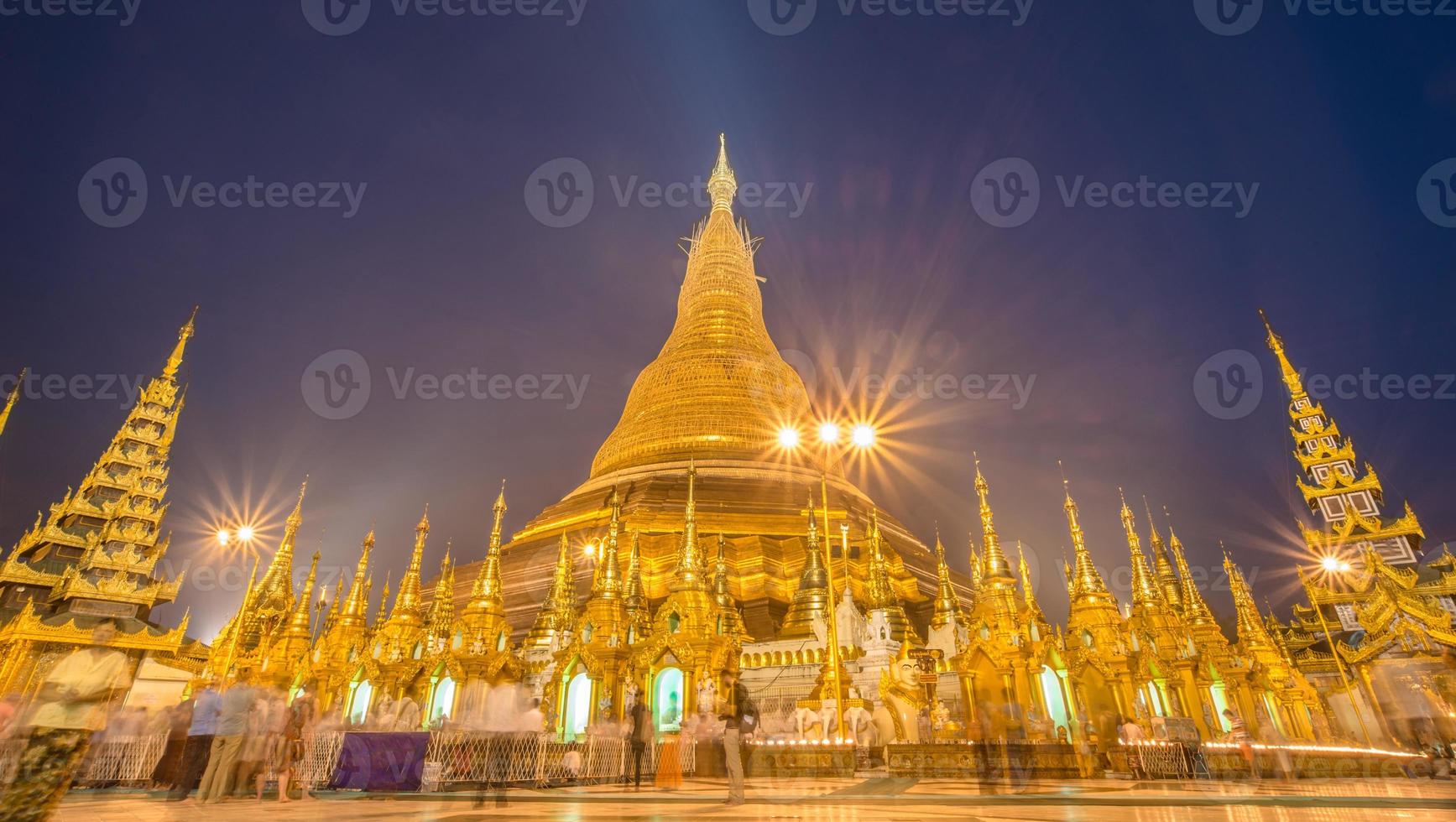 shwedagon-pagoden under reparation på natten i yangon township i myanmar. denna pagod är den viktigaste platsen i myanmars land. foto