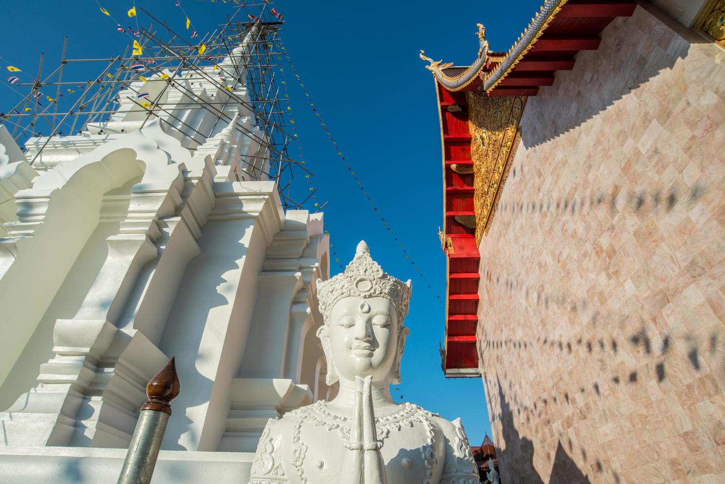 deva eller ängel staty i traditionell thailändsk stil i templet i norra delen av Thailand. foto