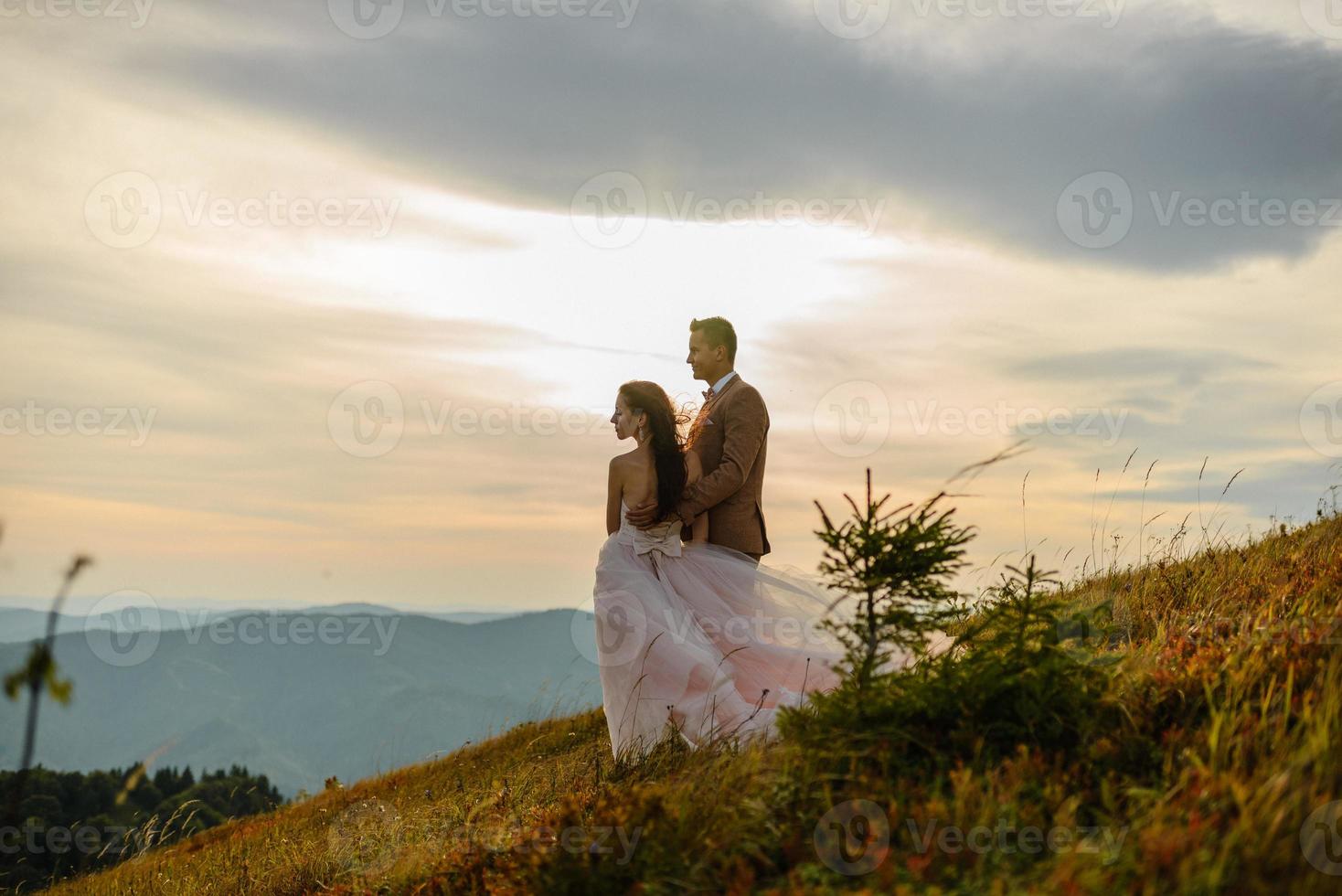 bröllop av älskare vid bergen nära havet foto