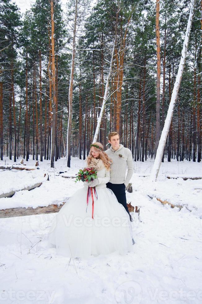 vackra bröllopspar på deras vinterbröllop foto