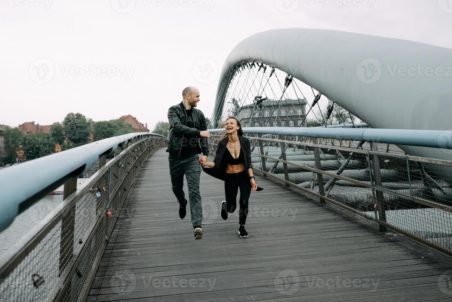 en kärlekshistoria. en man och en kvinna nära bron. kärleksförhållande. höstens solnedgång. foto