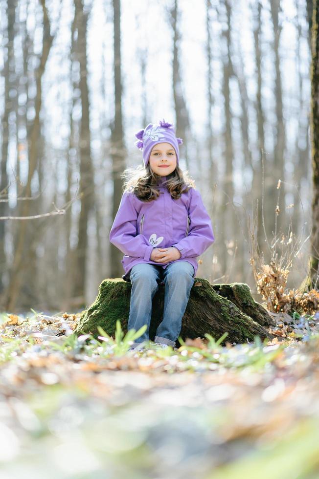 liten flicka i skogen foto