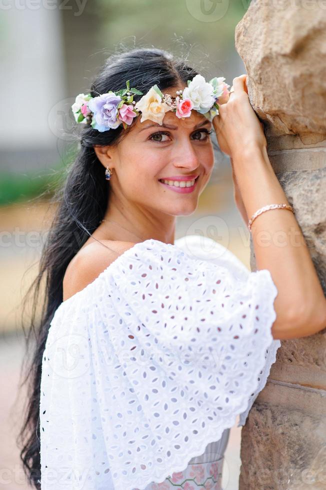 bröllop fotosession på bakgrunden av den gamla byggnaden. brudgummen tittar på sin brud poserar. rustik eller boho bröllopsfotografering. foto