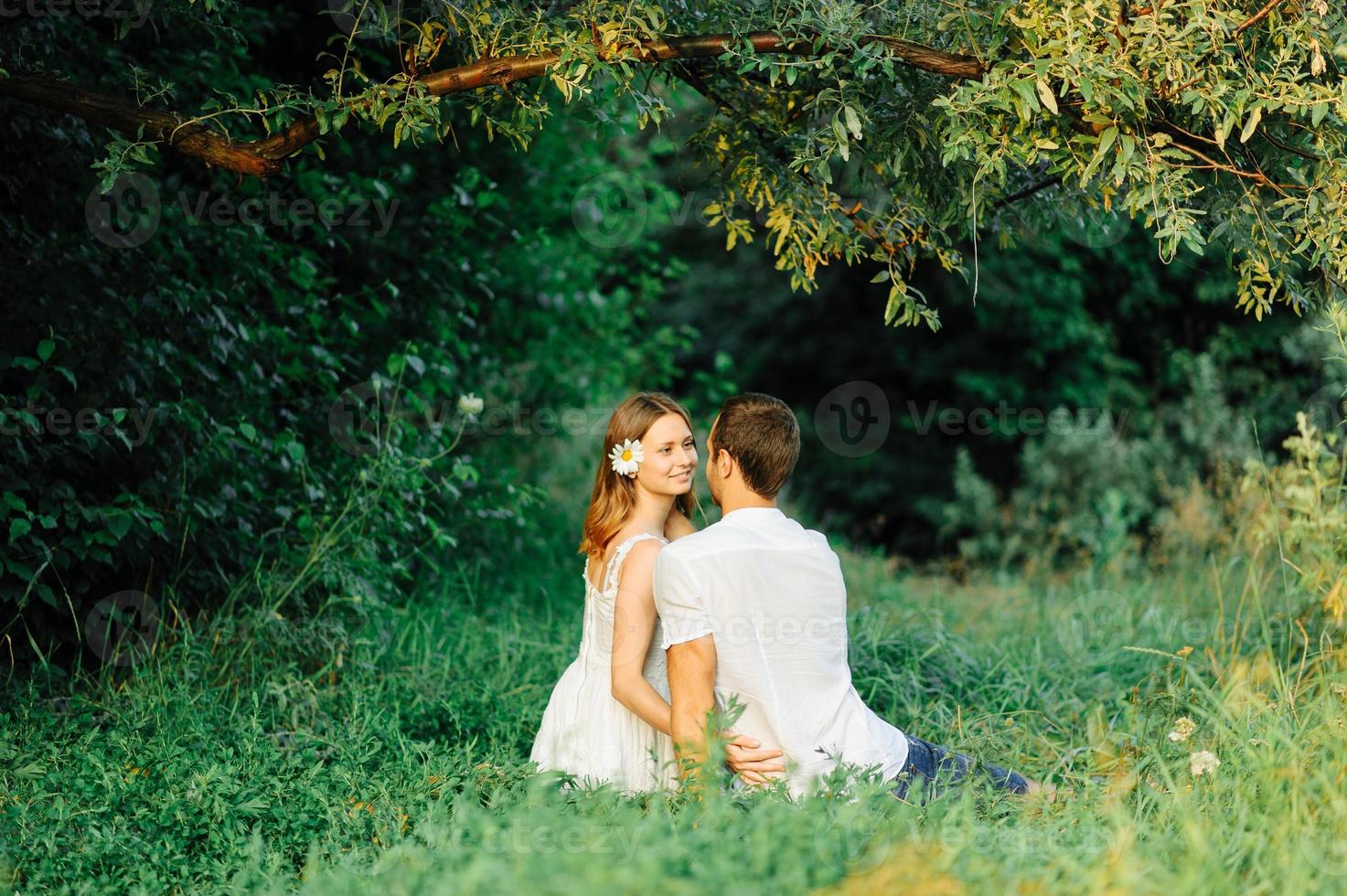 lyckligt par har kul i parken på naturen. foto