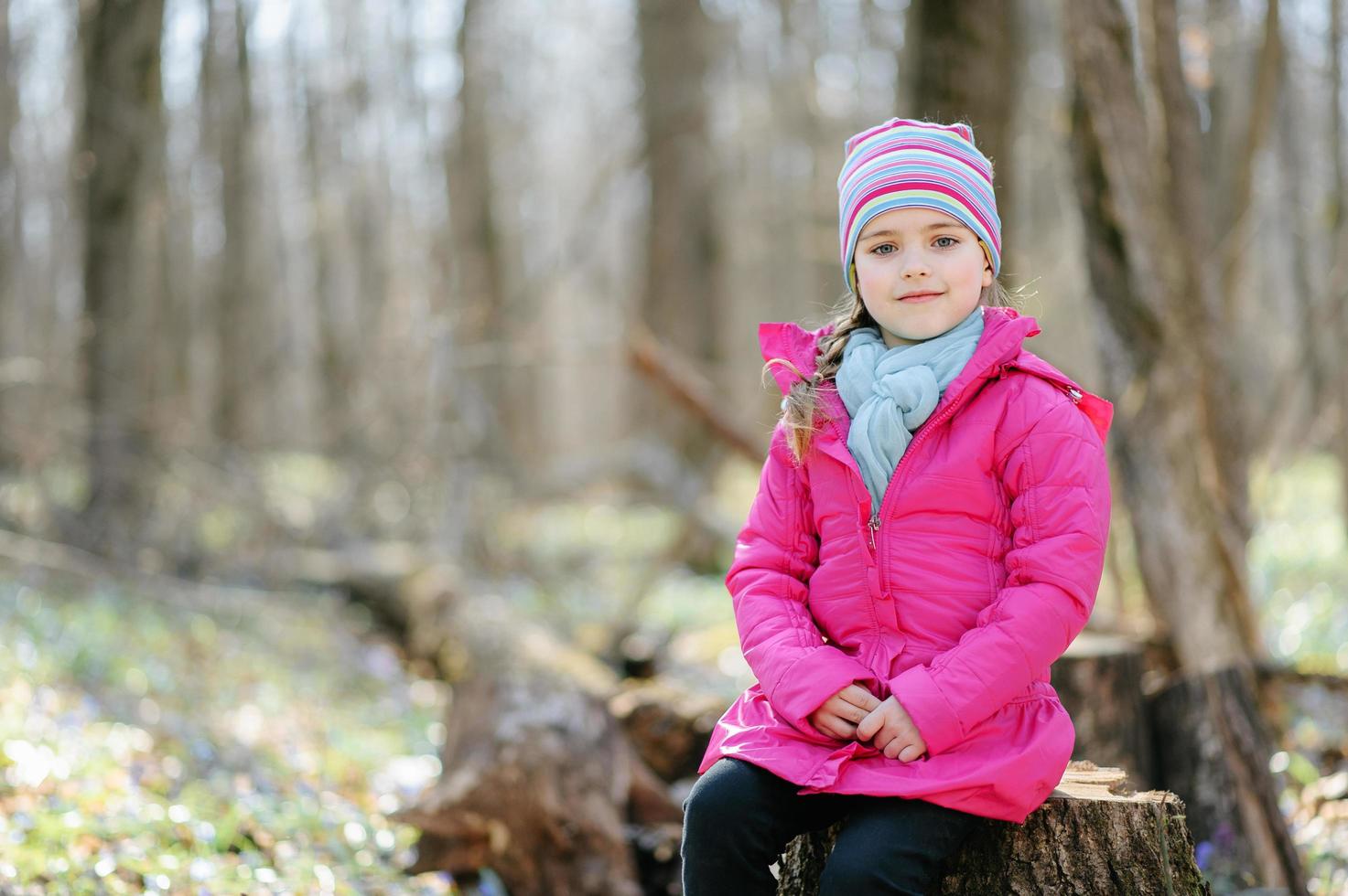 liten flicka i skogen foto