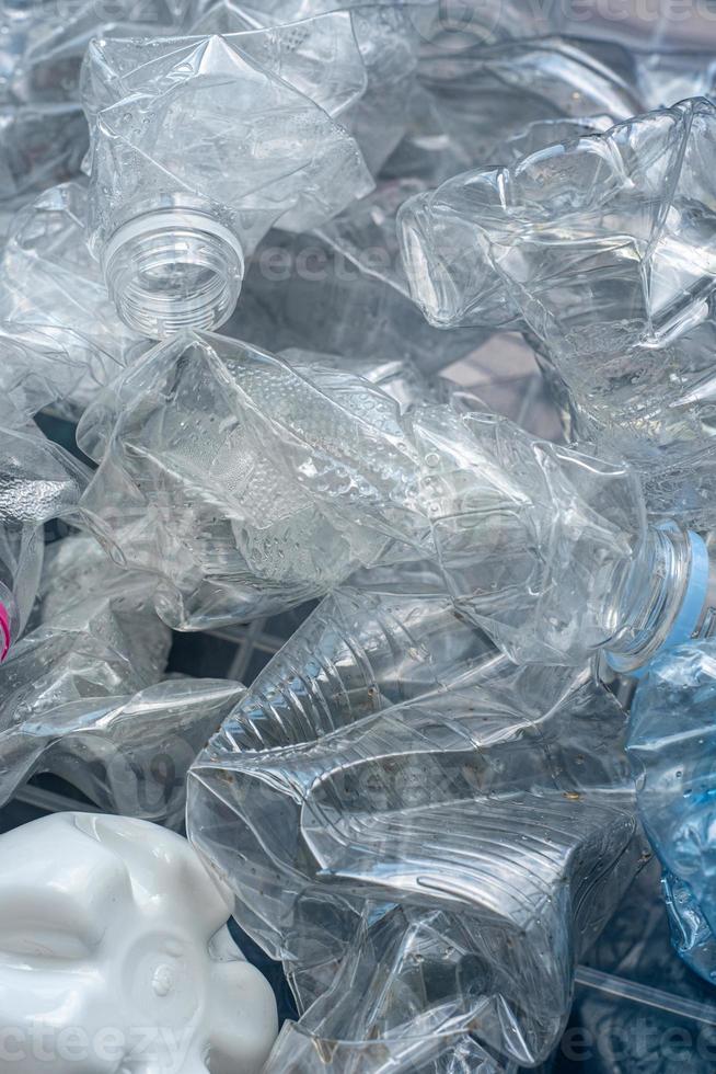 rullade plastflaskor för återvinning. foto