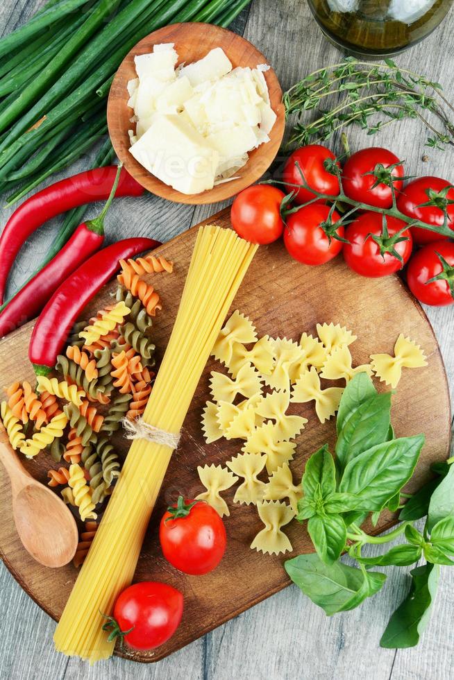 olika typer av rå pasta på bordet foto