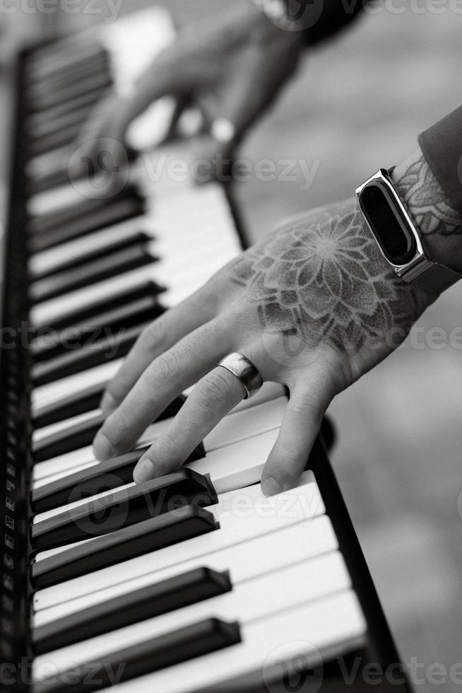 kille musiker spelar trumman på en konsert foto