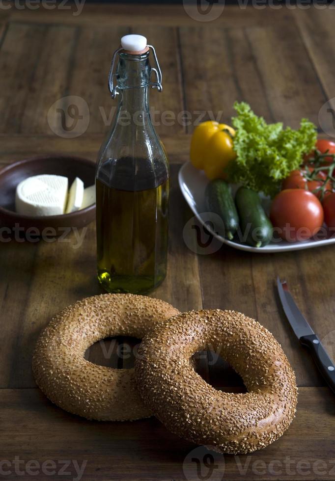 sesamringar på plattan med grönsaker olivolja och chesse foto