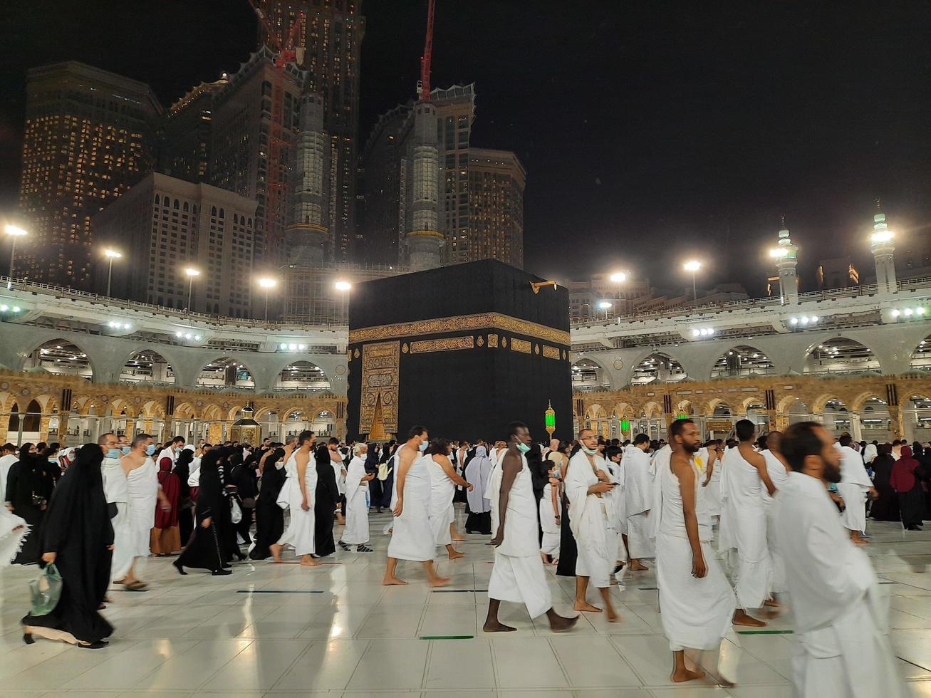 makkah, Saudiarabien, april 2021 - under månaden ramadan utför pilgrimer från hela världen tawaf runt kaba i moskén al-haram i makkah. foto