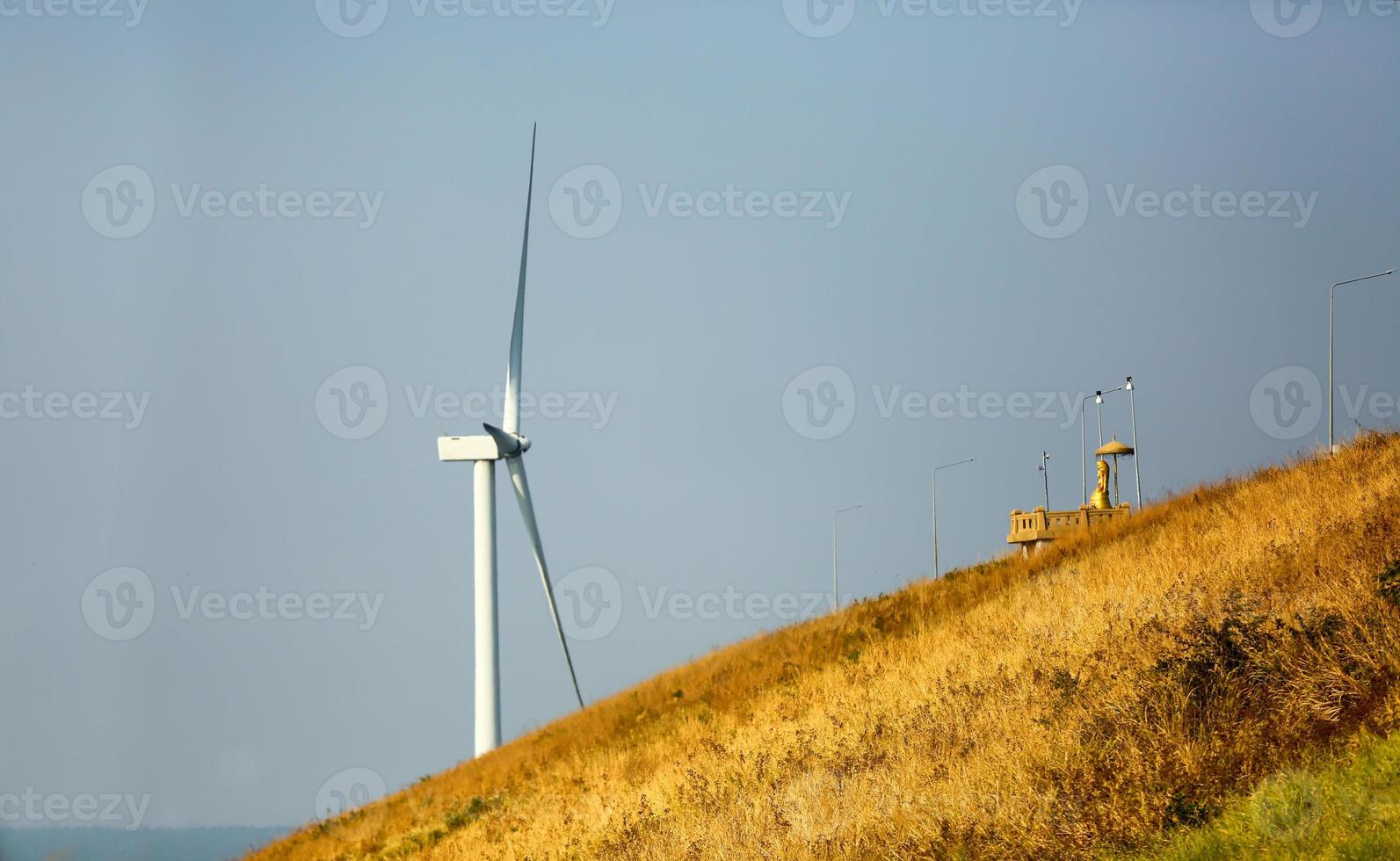 vindkraftverket arbetar, blå himmel, energikraftskoncept foto