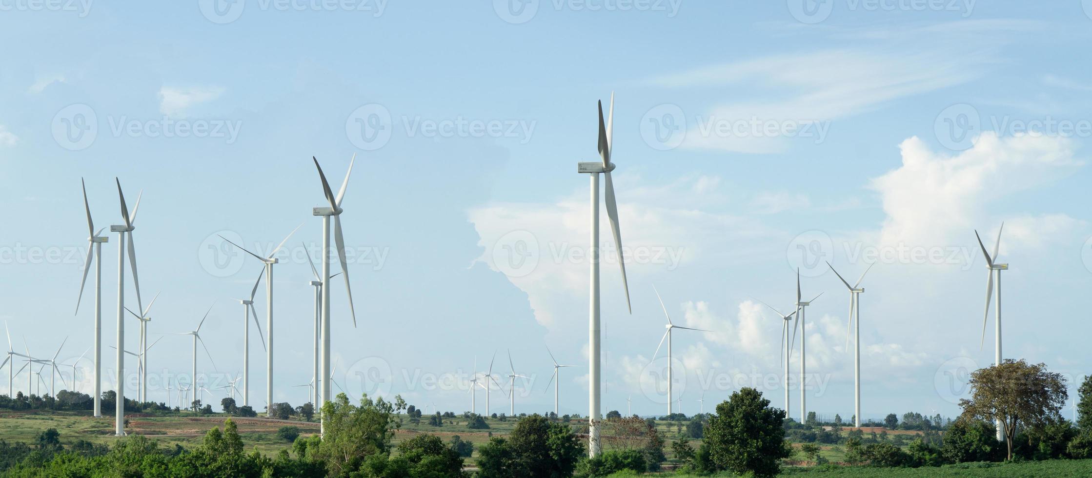 vindkraftverket arbetar, blå himmel, energikraftskoncept foto