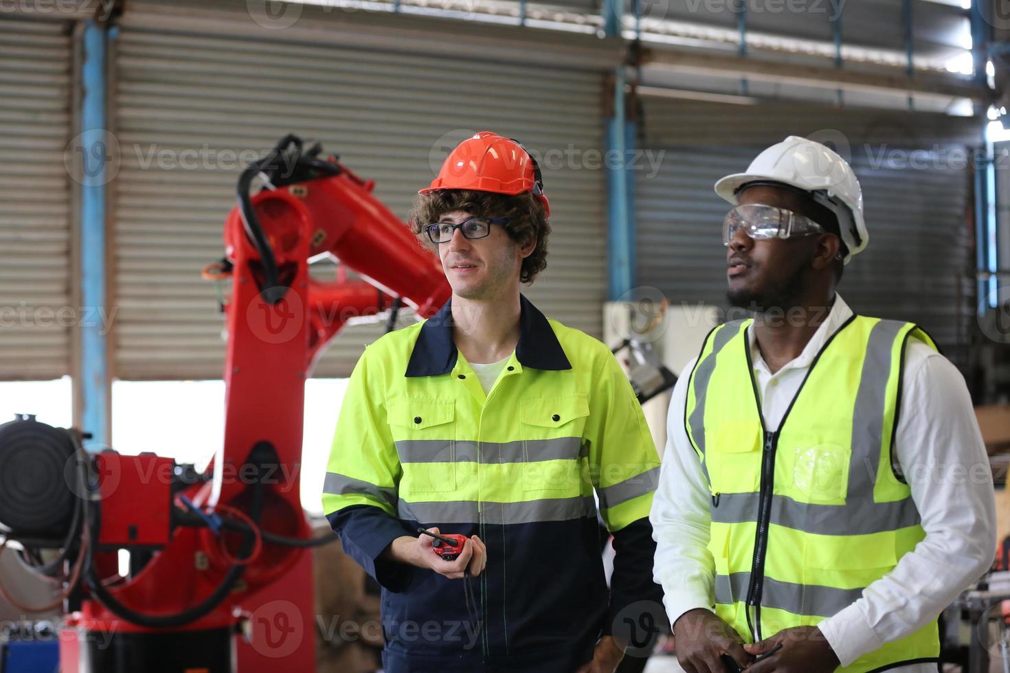 professionella män ingenjör arbetare färdigheter kvalitet, underhåll, utbildning industri fabriksarbetare, lager verkstad för fabriksoperatörer, maskinteknik team produktion. foto