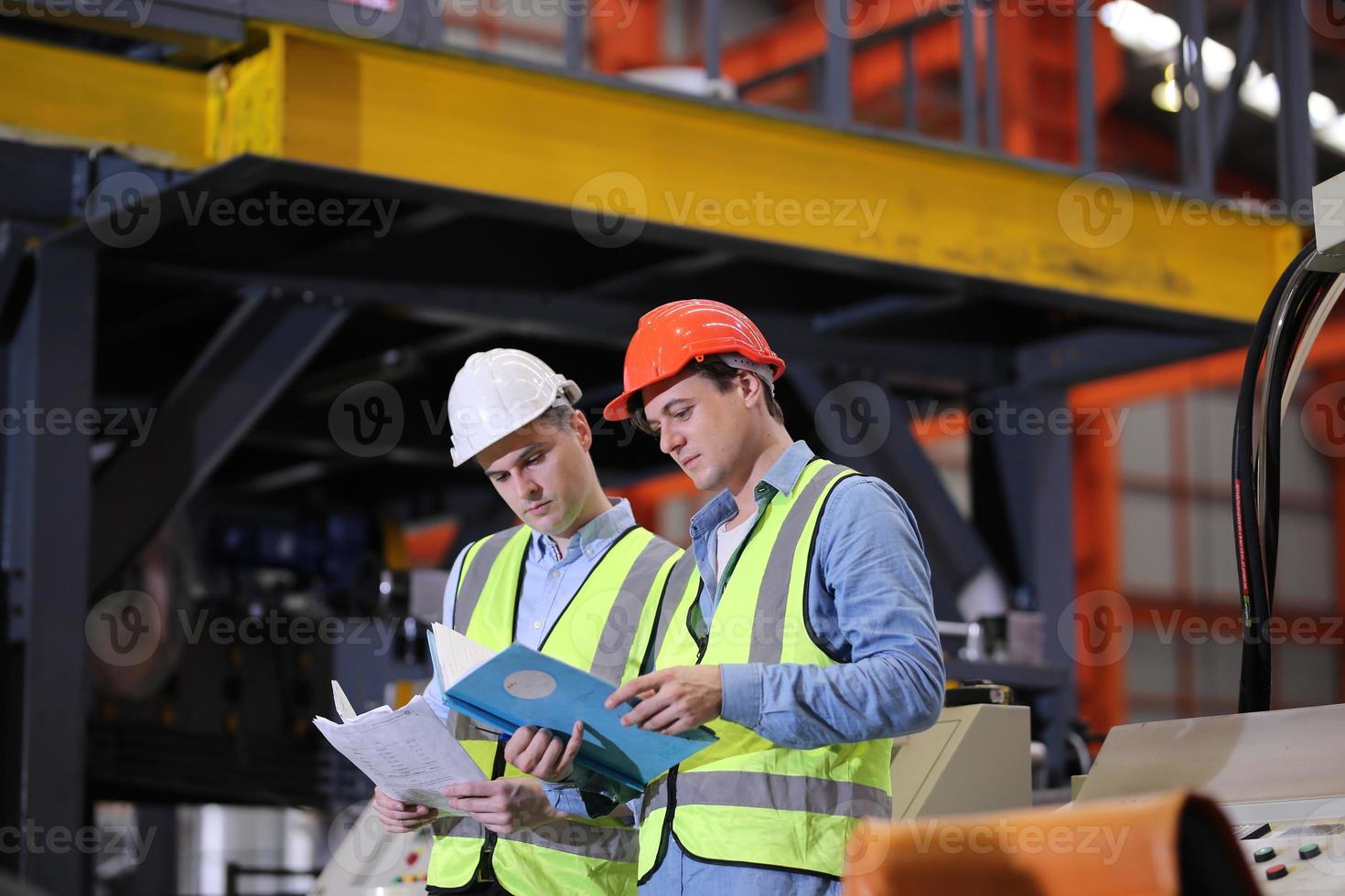 industriarbetare förman eller arbetare arbete på fabriksplatsen kontrollera maskin eller produkter på plats. ingenjör eller tekniker som kontrollerar material eller maskin på anläggningen. industri och fabrik. foto