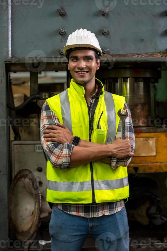 förman eller arbetare arbete på fabriksplatsen kontrollera maskin eller produkter på plats. ingenjör eller tekniker som kontrollerar material eller maskin på anläggningen. industri och fabrik. foto