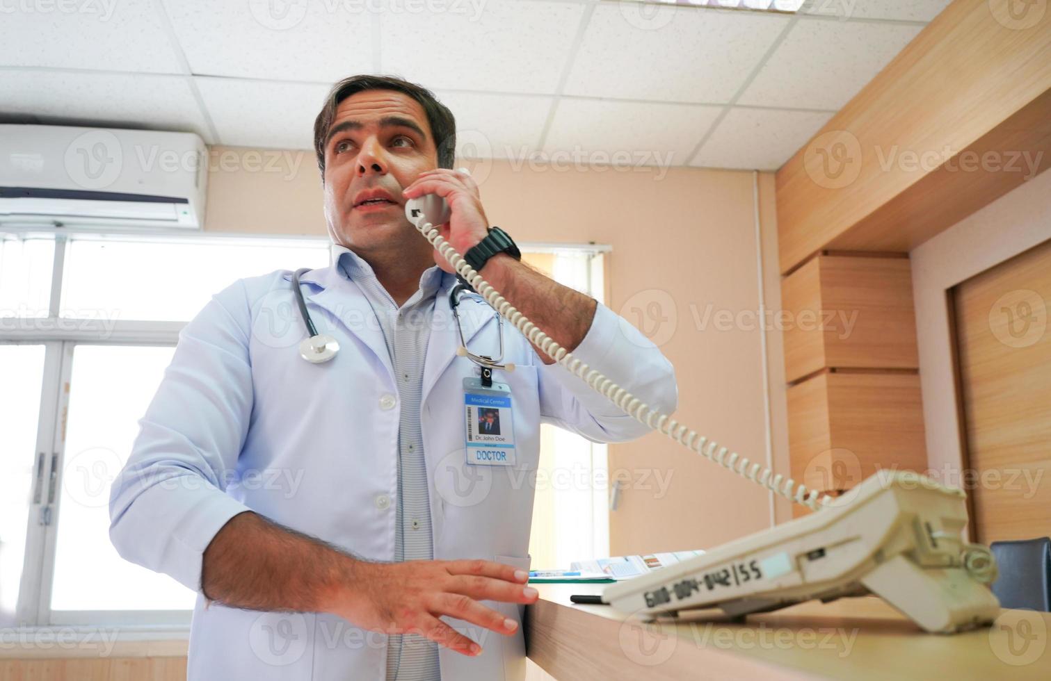 internationella läkarteamet. sjukhusets sjukvårdspersonal. blandad ras asiatisk och kaukasisk läkare och sjuksköterska möte. klinik och stetoskop. foto