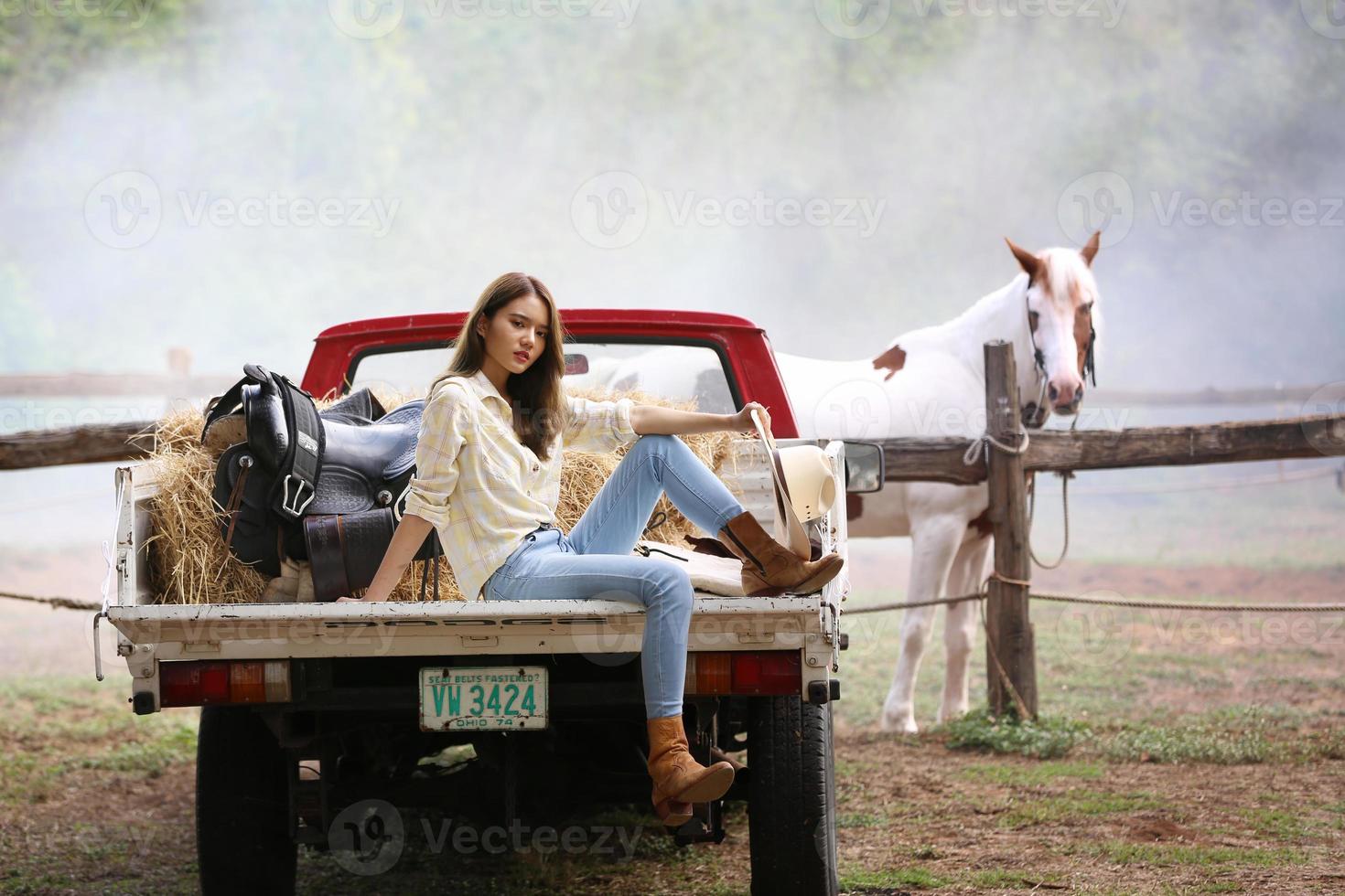 ung kvinna med sin häst i kvällssolnedgångsljus. utomhusfotografering med modell flicka. livsstil humör foto
