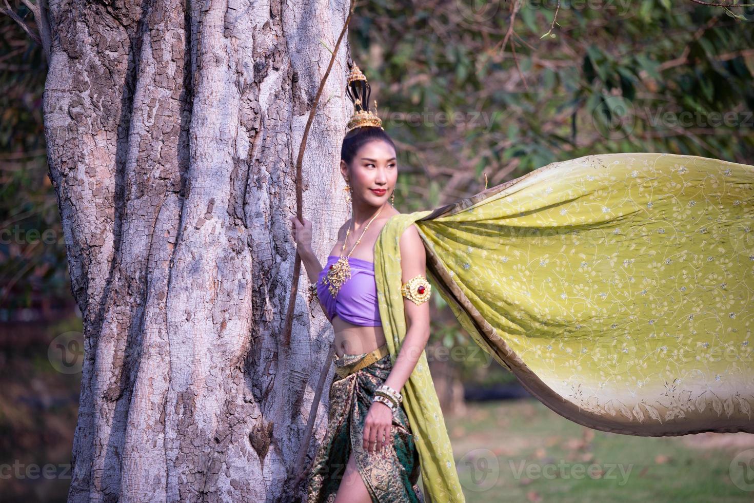 Asien kvinna som bär traditionell thailändsk klänning, kostymen av den nationella klänningen i det antika Thailand. foto