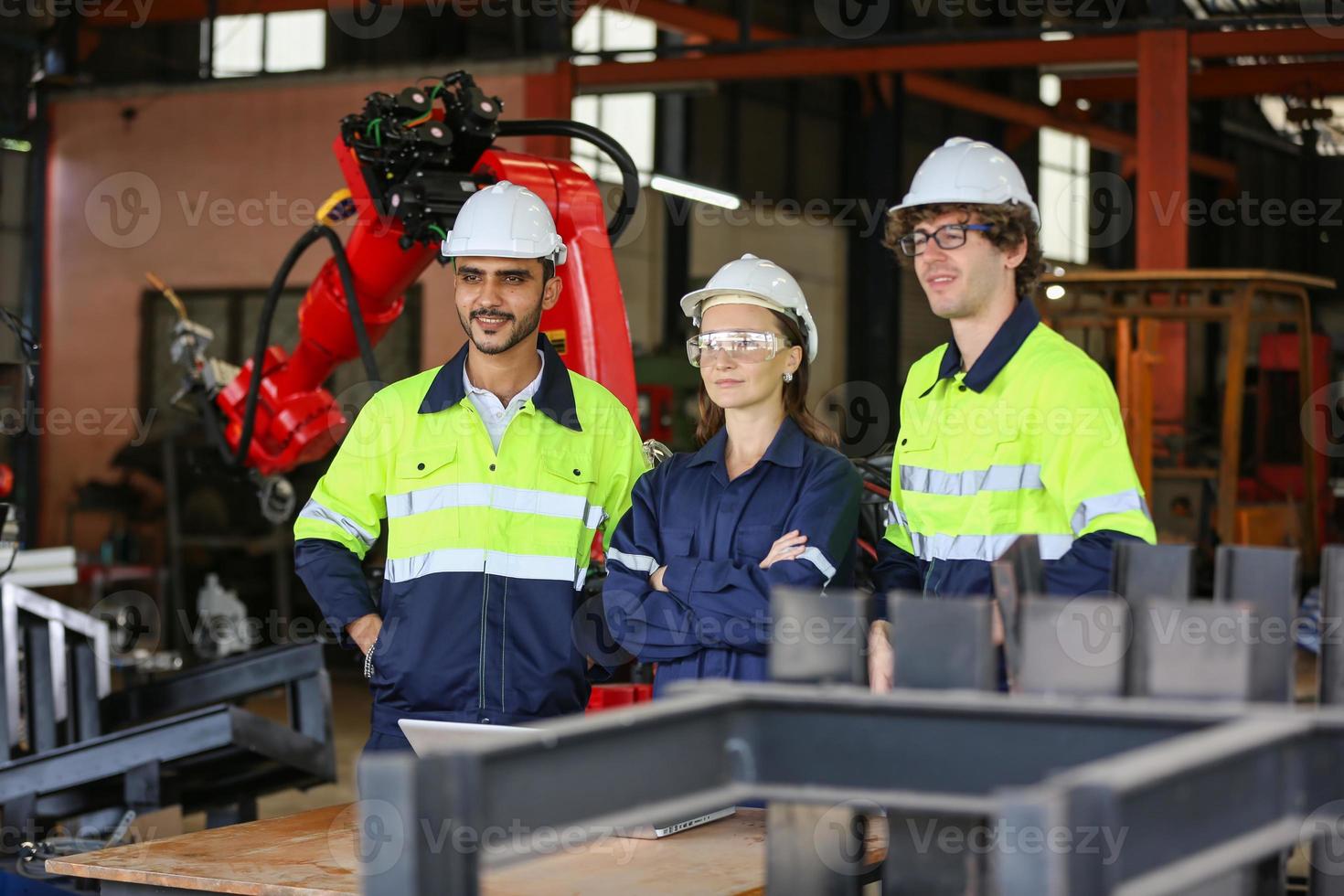 professionella män ingenjör arbetare färdigheter kvalitet, underhåll, utbildning industri fabriksarbetare, lager verkstad för fabriksoperatörer, maskinteknik team produktion. foto