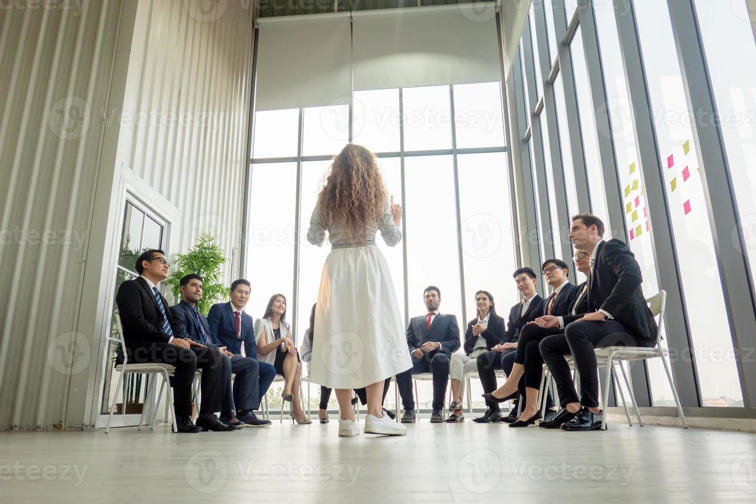 grupp av affärsmän som samarbetar på kontoret eller multietniska affärsmän i möte. foto