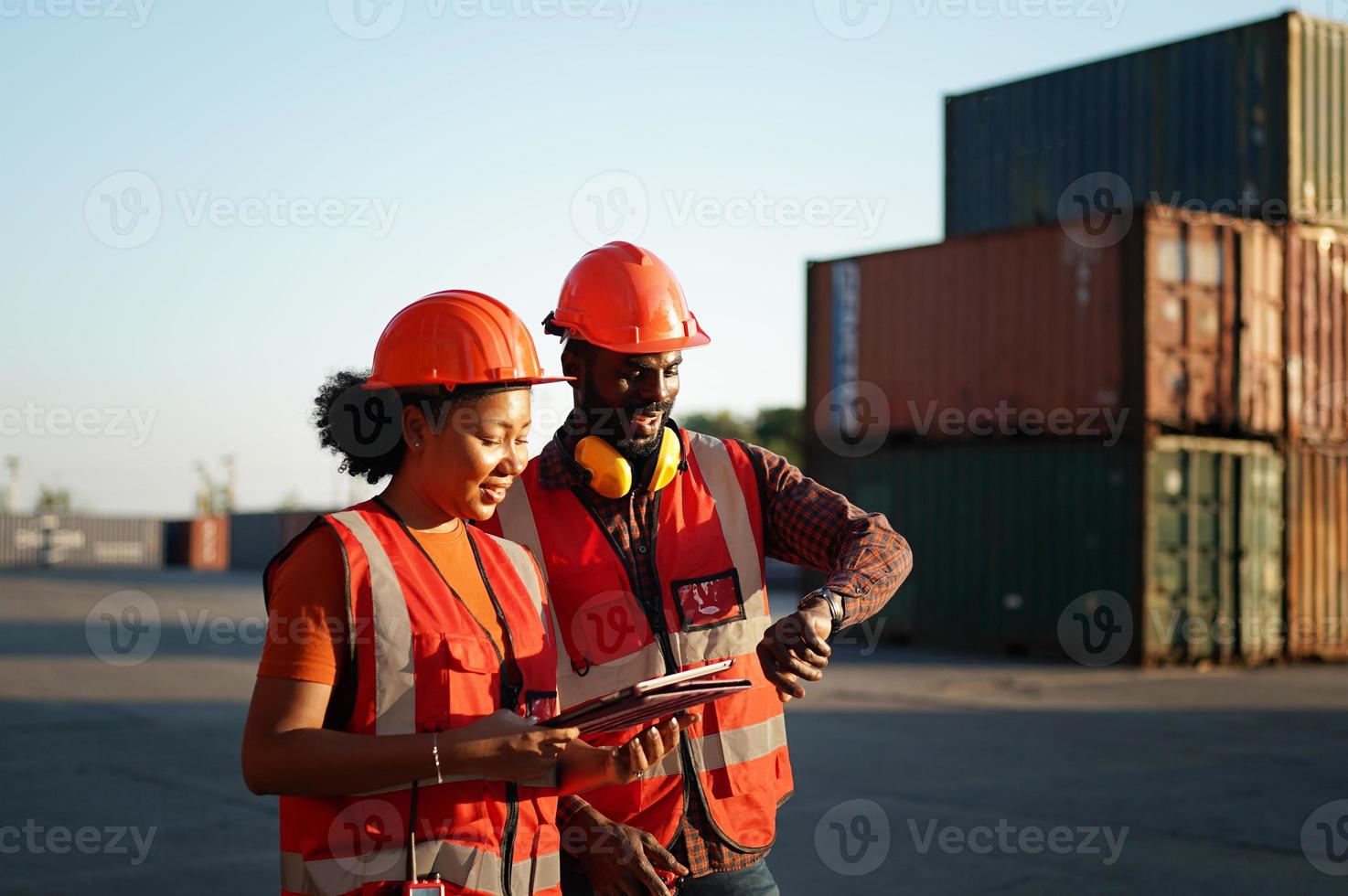 förman kontroll lastning containrar box från last fraktfartyg för import export. foto
