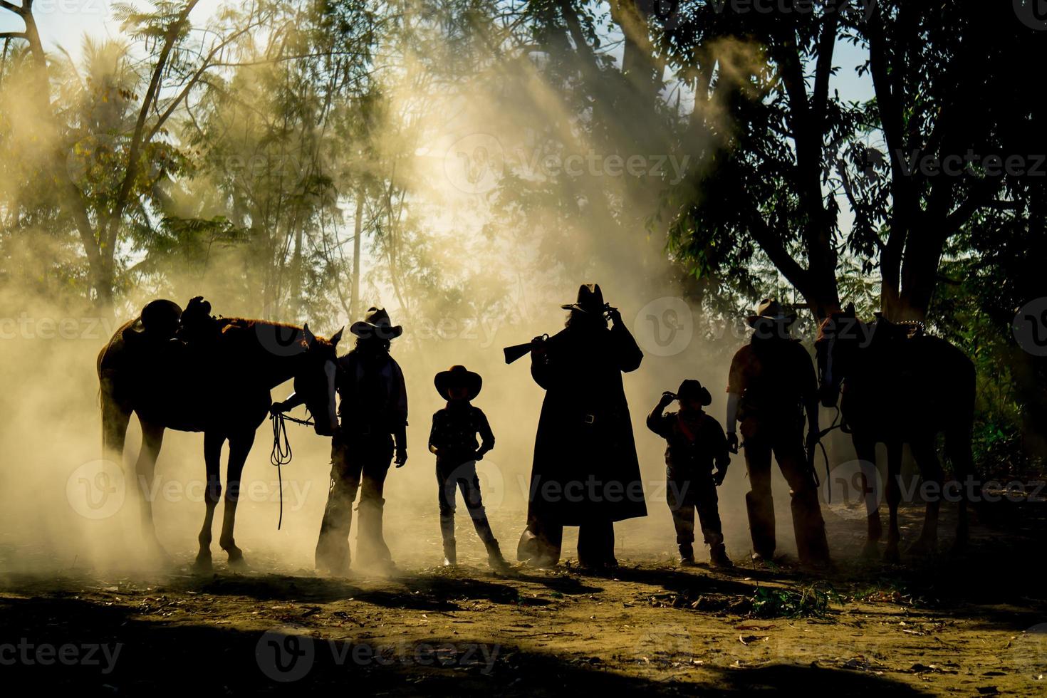 siluett cowboy på hästryggen mot en vacker solnedgång, cowboy och häst vid första ljuset, berg, flod och livsstil med naturligt ljus bakgrund foto