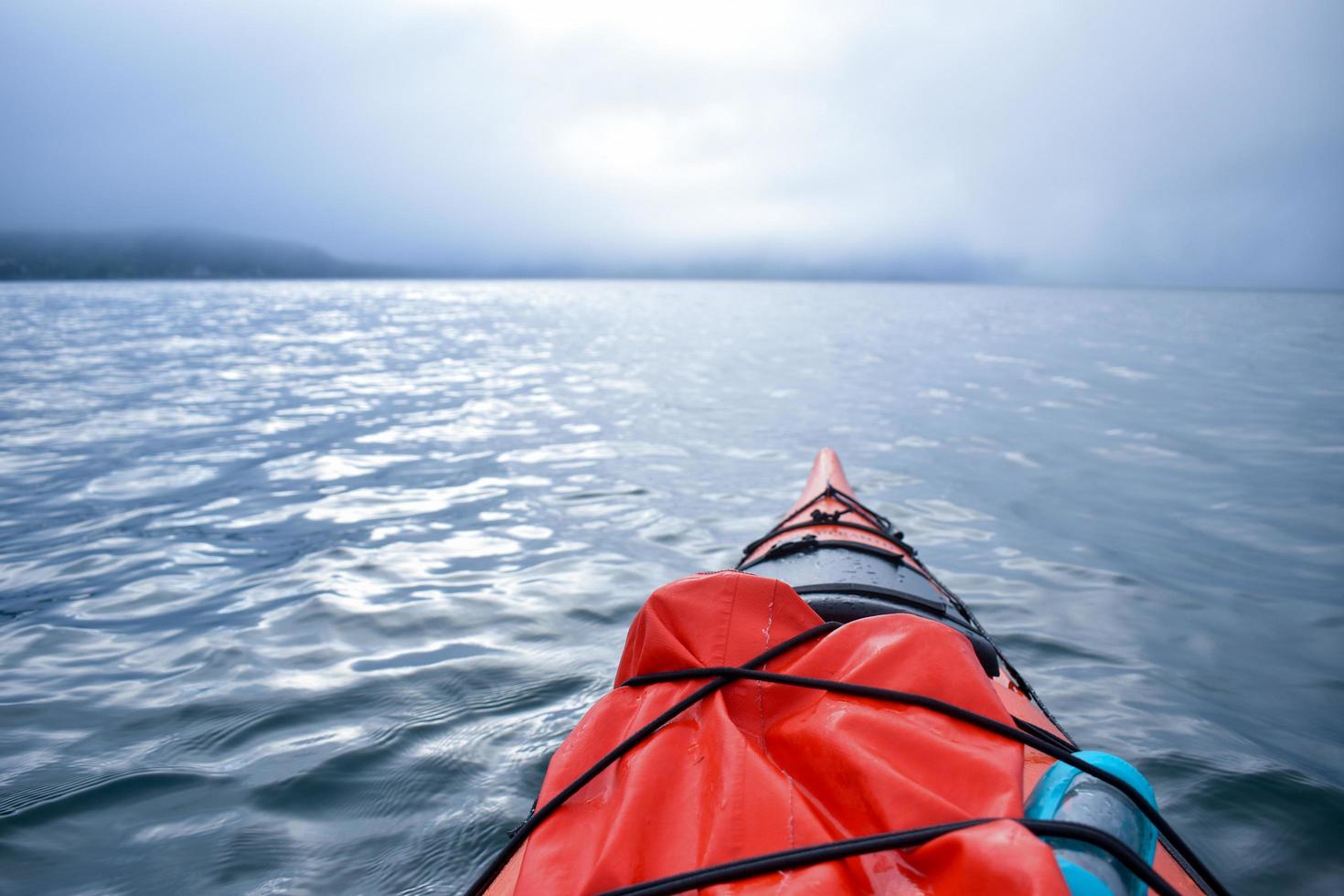 kajak på hackigt havsvatten, första person pov foto