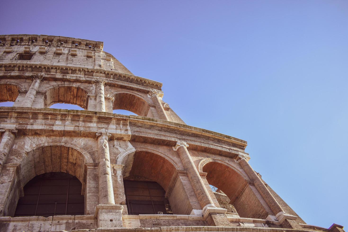 närbild av Colosseum i Rom, Italien foto