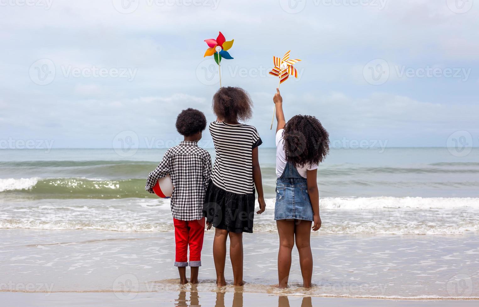 barn som leker springer på sand på stranden foto